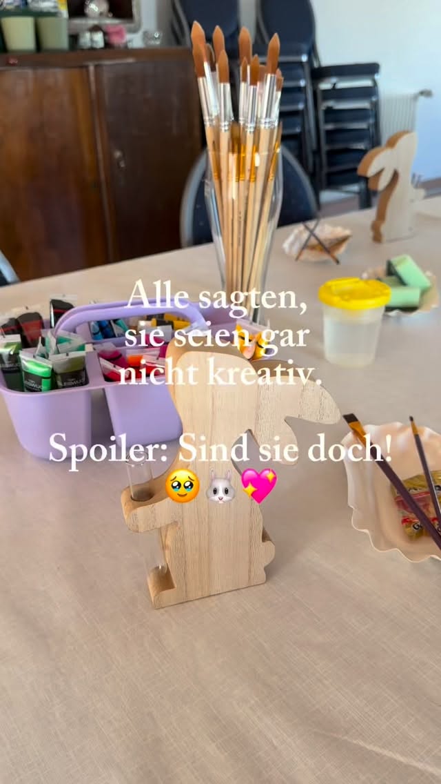 Gestern Abend haben wir zusammen Zeit verbracht.

Und es war wieder dieses typische Ding: Am Anfang kam oft „Ich bin eigentlich gar nicht kreativ“ – und am Ende sind trotzdem so schöne Sachen entstanden. 🥹🤍🐰

Nicht, weil es perfekt war, sondern weil man einfach losgelegt hat.👩🏼‍🎨

Und genau das ist irgendwie der Punkt: 
Man muss gar nicht „kreativ sein“, man muss es einfach nur machen. ✨

Hat gut getan 🤍

#kreativfreundin #diyideen #osterdeko #diymitliebe #kreativzeit