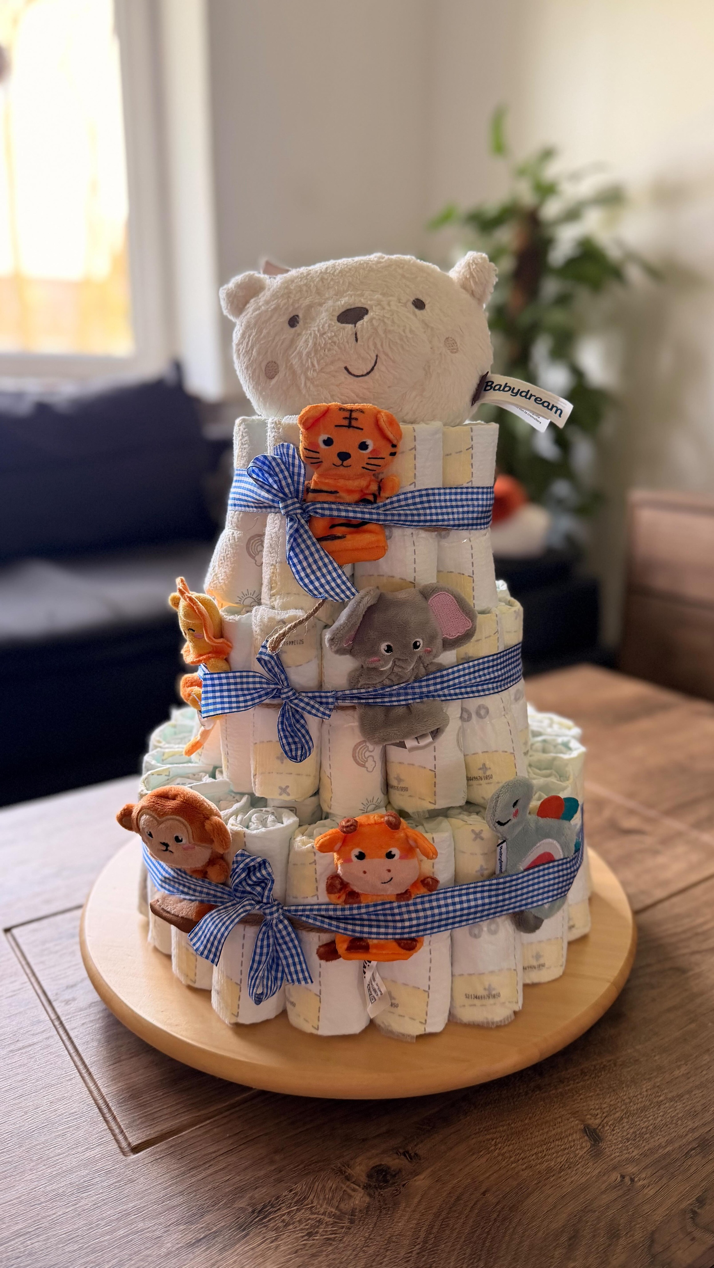Am Samstag haben wir für eine Freundin eine kleine Babyparty veranstaltet 🤍

Ich durfte die Windeltorte beisteuern –
mit Tierfingerpuppen, einem kleinen Melodiebärchen
und einer ganzen Menge Windeln.

Von Herzen gemacht. Mit Klopapierrollen 🤭🧻

#kreativfreundin #mamamitideen #windeltorte #babyparty #babygeschenk
