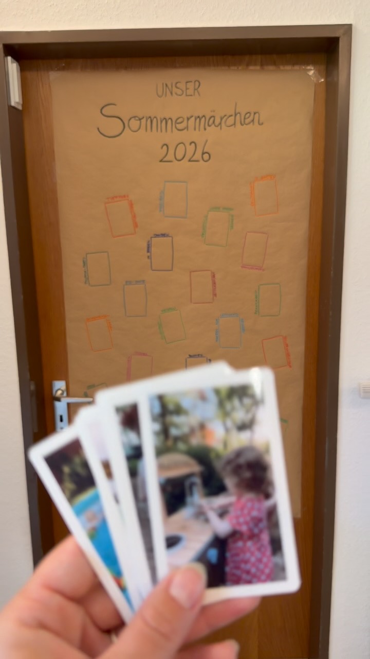 Unser Sommermärchen 2026 ☀️💛

Wir haben jetzt eine Sommer-Bucket-List in der Küche hängen – für all die kleinen und großen Abenteuer, die wir dieses Jahr erleben möchten. Und die ersten Bilder haben bereits ihren Platz gefunden. 🥹📸
Die Kinder lieben es nämlich, ihre Bilder anzuschauen. 🥰

⏰ Super easy erstellt in unter 2 Stunden.

Vielleicht wird das ja unsere neue Familientradition. 🤭💛

Was steht auf eurer Sommer-Bucket-List?

Folgt mir für mehr kreative Ideen, die Erinnerungen schaffen. 🤗✨

#kreativfreundin #summerbucketlist #kindheitserinnerungen #sommer2026 #diyinspiration