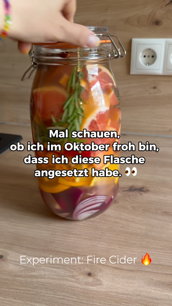 Mein August-Ich: „Mach einfach.“
Mein Oktober-Ich: „Danke… oder auch nicht.“ 😂🌶️

Inspiriert von @natuerlichzumursprung wollte ich einen Fire Cider jetzt einfach mal selbst ausprobieren. Also: angesetzt ist er – jetzt darf er erstmal ziehen. 🍎🌶️🧄

Der Fire Cider soll mit seinen Zutaten vor allem das Immunsystem unterstützen und in der kalten Jahreszeit ein kleiner Begleiter sein.

Mal schauen, ob ich im Oktober froh bin, dass ich diese Flasche angesetzt habe. 👀 Wir werden sehen.

Kurkuma färbt außerdem die Finger. Das wusste ich vorher natürlich nicht. Jetzt schon. 😂💛

#firecider #immunsystem #herbstdiy #mamamitideen #kreativfreundin
