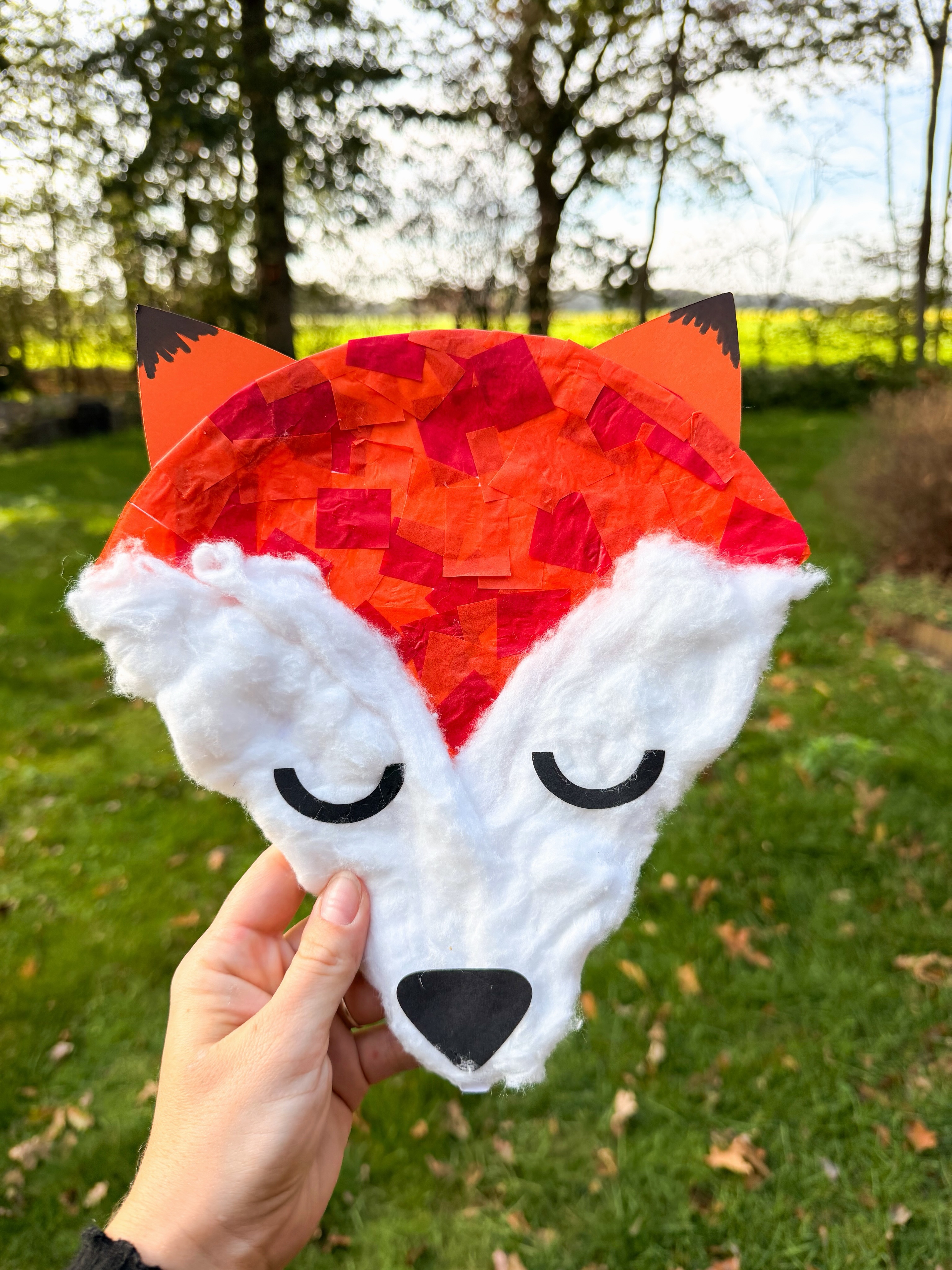 Heute in der Krabbelgruppe: Füchse basteln mit den Kleinsten. 🦊🤎

Mein 10 Monate altes Baby war dabei natürlich eine riesengroße Hilfe. 😂 Vorzugsweise habe ich ungefähr 20 Papierschnipsel aus seinem Mund gefischt. 😮‍💨🤞🏻

Gebastelt hat also hauptsächlich Mama, während Theon fleißig gespielt hat. Aber hey, das Ergebnis kann sich doch sehen lassen, oder? 🥹🍂

Hi, ich bin Danny – Zwillingsmama plus eins und Kreativfreundin. 🫶🏼 Ich liebe DIYs, kreative Geschenkideen und kleine Bastelprojekte, die mit Kindern gerne mal eskalieren. 🤭
Bleib doch gern! ✨

#kreativfreundin #bastelnmitkindern #mamaalltag #kinderbeschäftigung #diymitkindern