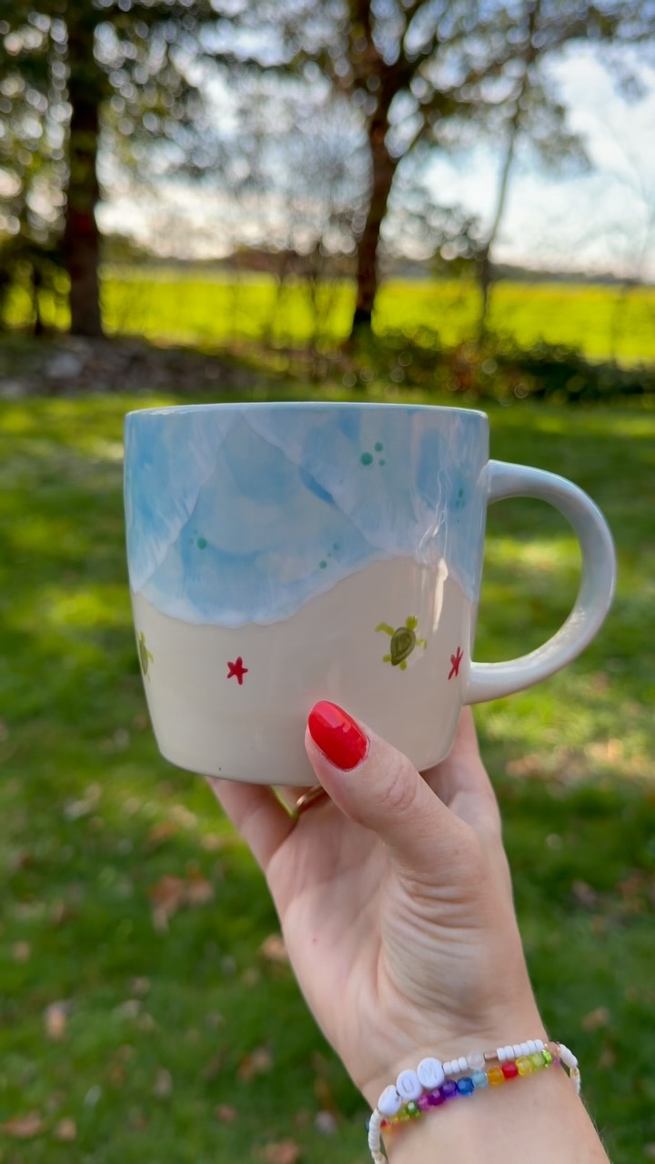 Ich glaub, ich brauch bald ein Keramik-Abo. 😂☕️🐢

Mit jedem Stück, das ich mache, liebe ich dieses Hobby ein bisschen mehr. 🥹👩🏼‍🎨

So eine Tasse habe ich meiner Patentante zum 60. Geburtstag geschenkt. Fand sie dann selbst so wunderschön, dass ich direkt noch zwei für meinen Mann und mich nachgemacht hab. 🤷🏼‍♀️😂

Selbst schuld, wenn man seine eigenen Geschenke so geil findet. 😮‍💨😂

Wer von euch würde sich so eine Tasse auch direkt unter den Nagel reißen? 🤭🐢

Hi, ich bin Danny – Zwillingsmama plus eins und Kreativfreundin. 🫶🏻 Ich liebe DIYs, kreative Geschenkideen und kleine Bastelprojekte, die mit Kindern gerne mal eskalieren. 🤭

Bleib doch gern! ✨

#zwillingsmama #keramikbemalen #kreativfreundin #painttheocean #geschenkidee