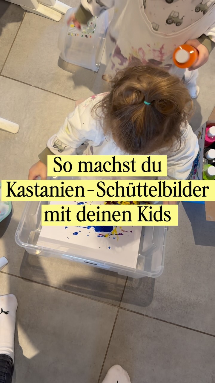Was macht man mit den ganzen Kastanien? Na, Kunst natürlich! 🤭🌰🎨

Bei uns stehen die Regentage vor der Tür und wir wollen die nächsten Tage ganz viel basteln und kreativ sein. 🍂

Heute haben wir mit Kastanien-Schüttelbildern gestartet. Ich liebe solche einfachen Ideen, für die man nicht erst tausend Sachen besorgen muss. 😅

Papier in eine Schachtel, ein paar Farbtropfen und Kastanien dazu – und schon kann’s losgehen. 💥 Das haben meine Mädels sogar mit knapp über einem Jahr schon super hinbekommen. 🥰

Also perfekt für die ganz Kleinen und eine schöne Beschäftigung, wenn das Wetter draußen mal wieder nicht mitspielt.

Speicher dir die Idee für den nächsten Regentag ab! 🤎

Hi, ich bin Danny – Zwillingsmama plus eins und Kreativfreundin. 🫶🏻 Ich liebe DIYs, kreative Geschenkideen und kleine Bastelprojekte, die mit Kindern gerne mal eskalieren. 🤭

Bleib doch gern! ✨

#kreativfreundin #bastelnmitkindern #bastelnmitkleinkindern #kastaniensammeln #kastanienbasteln