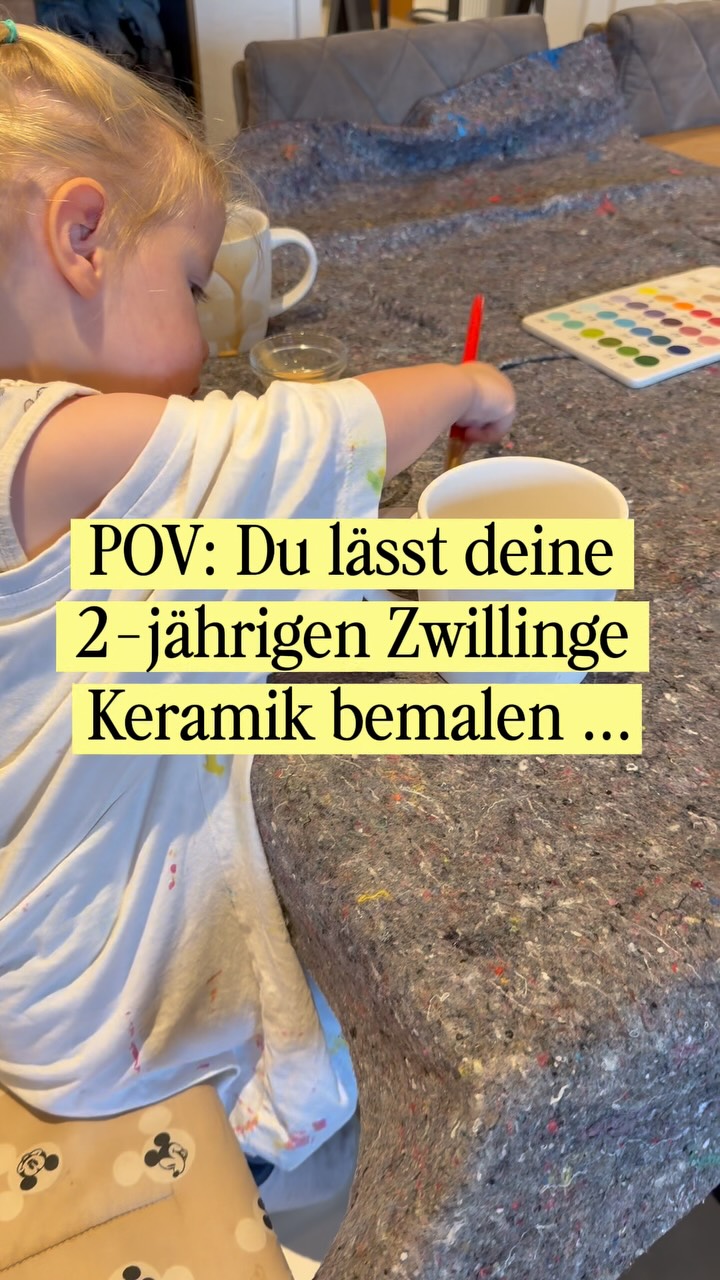 Einfach mal machen. 💛🎨

Letztens erst mit einer Freundin Keramik bemalt und die Mädels haben natürlich sofort den großen Malkoffer entdeckt. Augen groß, Begeisterung riesig und die Ansage ganz klar: WIR WOLLEN AUCH MALEN! 😂

Na gut, wer bin ich, dass ich diesen kleinen Künstlerinnen ihren Wunsch abschlage? Also hieß es: Auf geht’s, Tassen für Mama und Papa gestalten! ☕🎨

30 Minuten, 50€ ärmer, zwei absolut glückliche Kinder reicher. 🤭🫶🏻

Und wisst ihr was? Die beiden erzählen JEDEN TAG davon, wem welche Tasse gehört und wer was gemalt hat. 🥹🤎

War es nötig? Nein. 😂
Hat es sich gelohnt? ABSOLUT! 🤎

Manchmal muss man einfach machen. Die Erinnerungen sind unbezahlbar. ✨

Hi, ich bin Danny – Zwillingsmama plus eins und Kreativfreundin. 🫶🏻 Ich liebe DIYs, kreative Geschenkideen und kleine Bastelprojekte, die mit Kindern gerne mal eskalieren. 🤭

Bleib doch gern! ✨

#zwillingsmama #kreativmitkindern #keramikbemalen #kreativfreundin #bastelnmitkindern