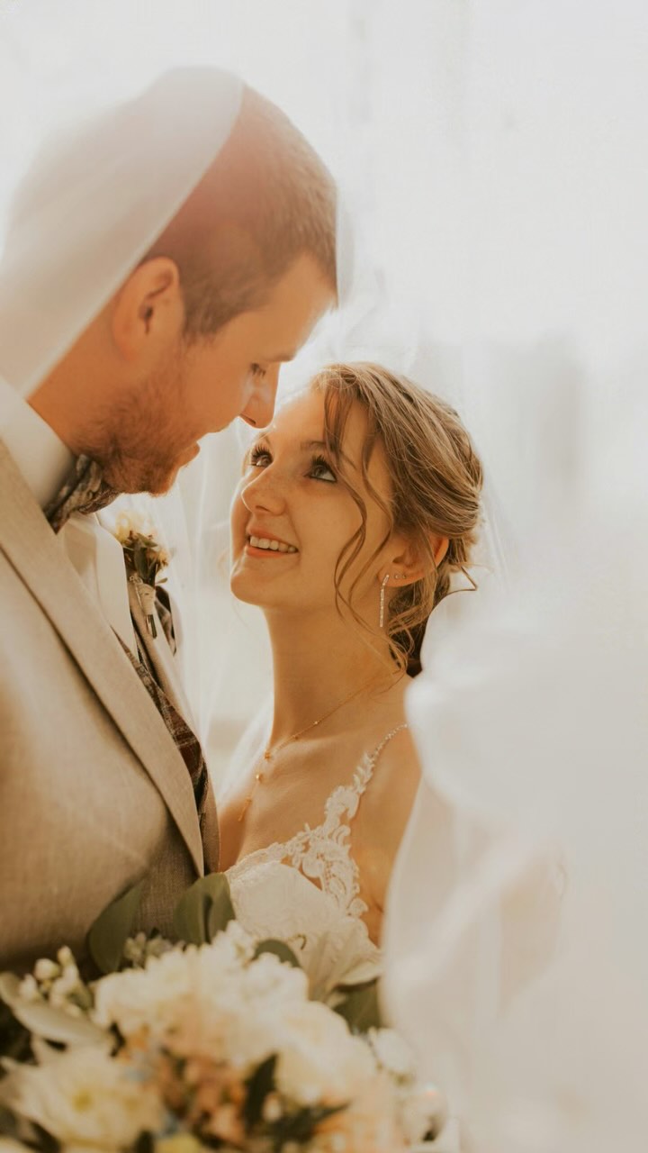 Obsessed is an understatement. 🥹✨

Bilder sagen mehr als tausend Worte – aber diese hier lassen mein Herz jedes Mal höher schlagen. 💛 Jeder Blick, jedes Lächeln, jeder Moment fühlt sich an, als wären wir noch einmal mittendrin. Unsere Fotografen haben nicht nur Fotos gemacht, sondern Erinnerungen geschaffen, die für immer bleiben. 🥹

#weddingphoto #hochzeitsfotografie #hochzeitsinspiration #hochzeitskleid #weddinginspo