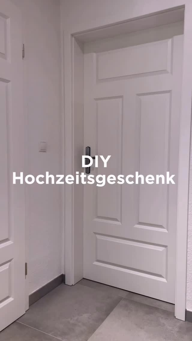 Dieses Schmuckstück habe ich mal als Hochzeitsgeschenk gestaltet –
und es ist immer noch eins meiner Lieblingsstücke 🥹🤍

Ein bisschen Makramee, ein paar Trockenblumen,
Geld dran geklemmt und später sogar als Fotoständer nutzbar. 🌸🌼

Ich würde ihn genauso wieder machen und mir selbst in die Wohnung stellen 🤭✨

#kreativfreundin
#hochzeitsgeschenk
#geldgeschenk
#makramee
#diygeschenke