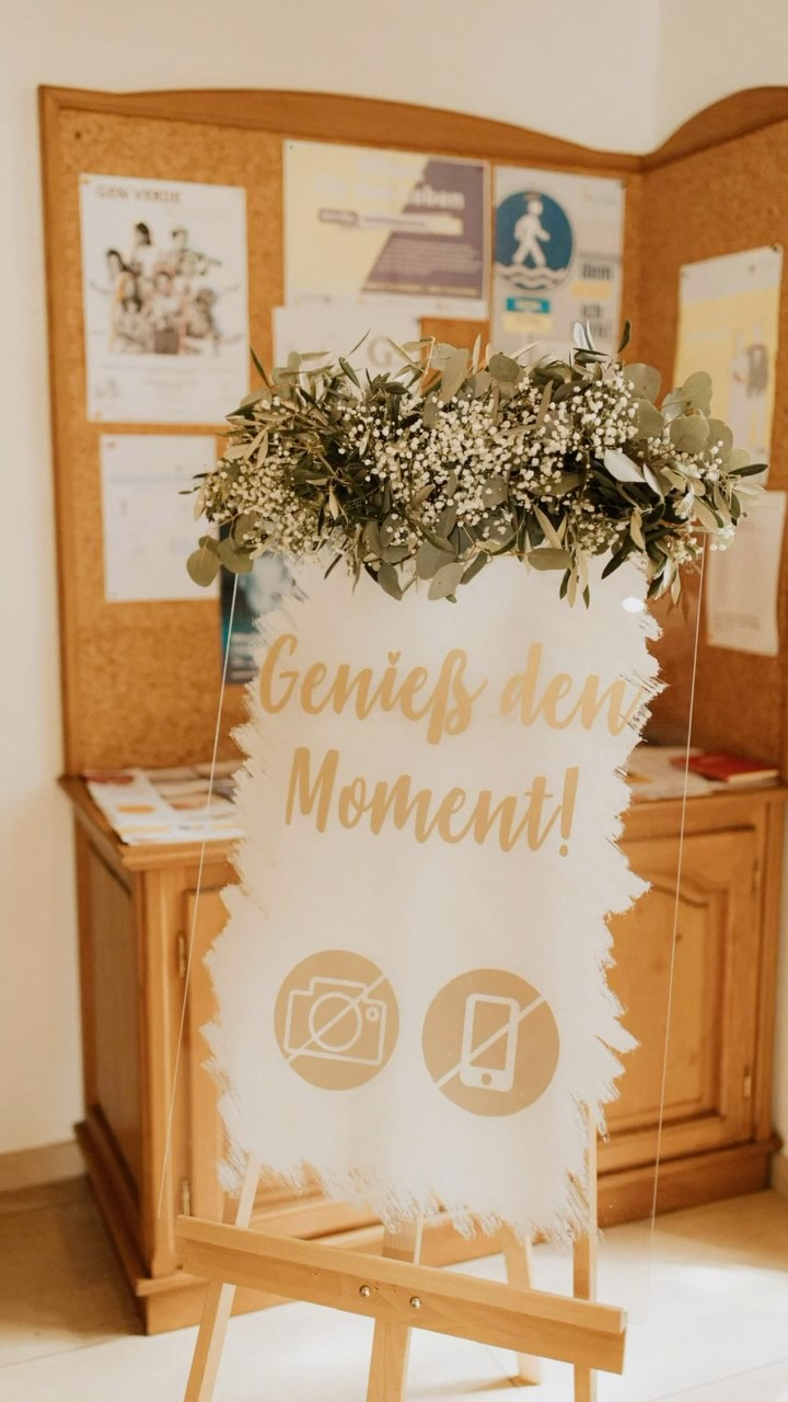 Jede Hochzeit hat ihren eigenen Stil – aber was, wenn sie mehr als das ist? Was, wenn sie ein durchgängiges Designkonzept hat, das sich anfühlt wie ein perfekt durchdachtes Branding? Genau das habe ich mir für unsere Hochzeit gewünscht. 💛 🎨✨

Hier geht es nicht nur um eine schöne Farbpalette oder passende Deko. Es geht um einen roten Faden, der sich von der Einladung bis zum Hochzeitstisch zieht. 🧶

Bei unserer Hochzeit wollte ich, dass alles zusammenpasst – von der Papeterie über eine wiederkehrende Typografie bis hin zu den kleinen Details – alles sollte harmonieren. Alles sollte in einem Look sein. ✨

Was sagt ihr? Wäre ein Hochzeitsbranding euer Ding? Oder feiert ihr lieber wild und bunt? 🧡💛🩷 Erzählt es mir in den Kommentaren! ⬇️💬

#Hochzeitskonzept #Hochzeitsbranding #Hochzeitsinspiration #DIYWedding #Hochzeitsplanung #weddinginspo #Hochzeitsinspo