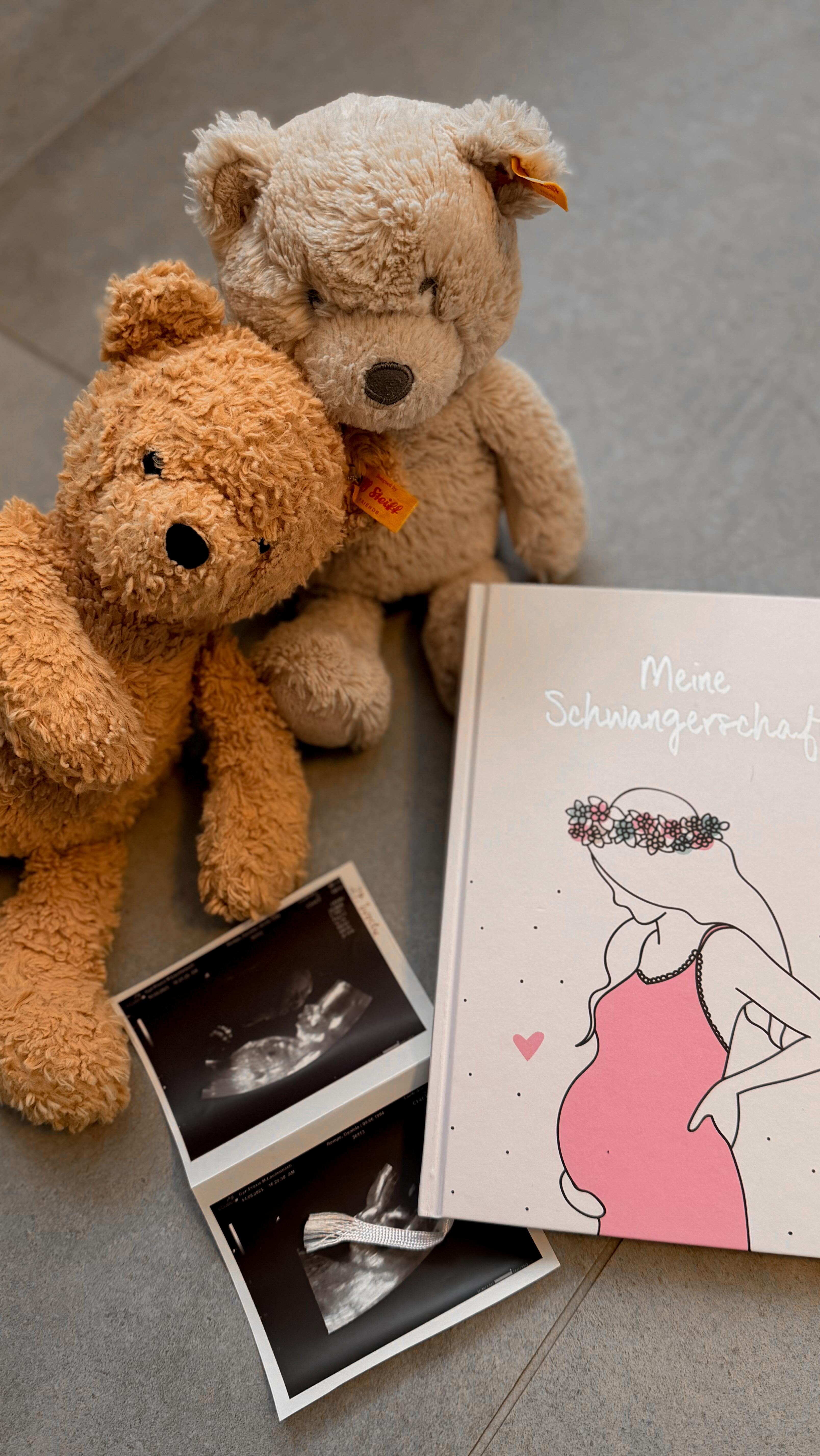 Dieses Erinnerungsbuch ist während meiner ersten Schwangerschaft entstanden 🤍
Ich liebe es, Erinnerungen festzuhalten – Fotos ausdrucken, einkleben, ein bisschen rumprobieren.
Gerade in meiner zweiten Schwangerschaft habe ich immer wieder darin geblättert und gemerkt, wie schön es ist, diese Zeit nochmal wirken zu lassen.
Jetzt, wo ich am zweiten Buch sitze, weiß ich wieder ganz genau, warum ich das so gerne mache ✨

#kreativfreundin 
#erinnerungsbuch 
#fotobuchliebe 
#mamamitideen 
#zwillinge